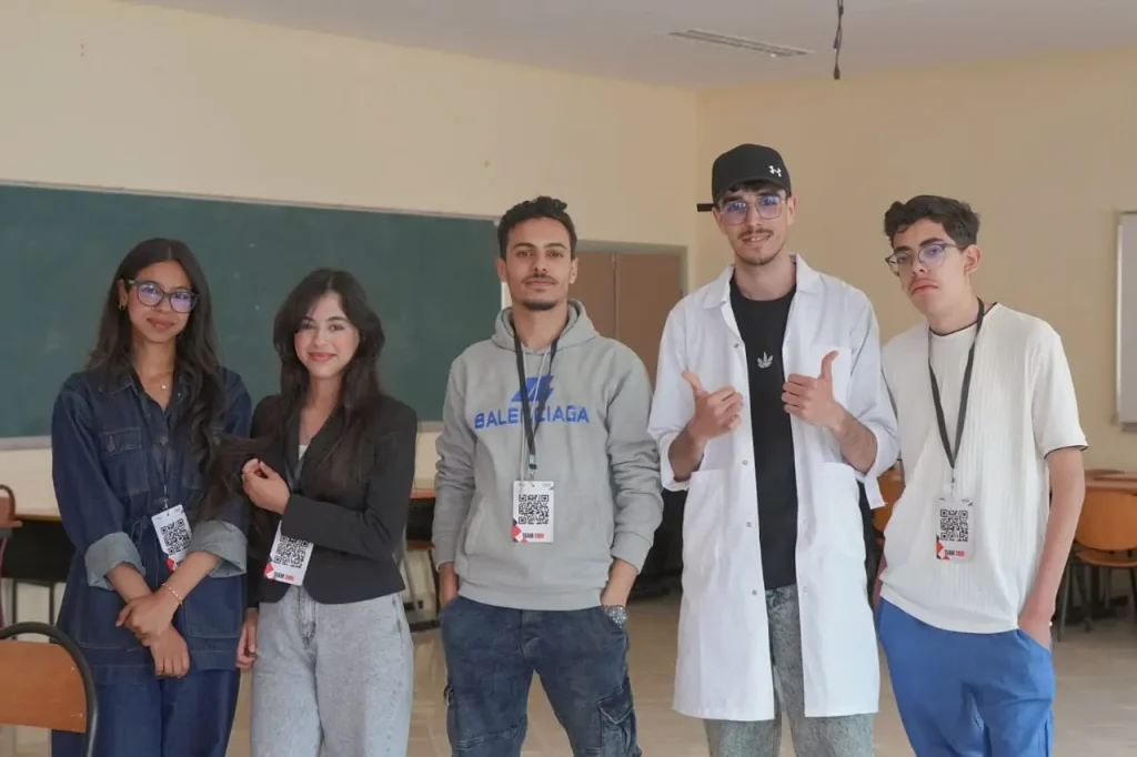 Groupe de jeunes createurs de contenu et etudiants participants a Reporters Voice